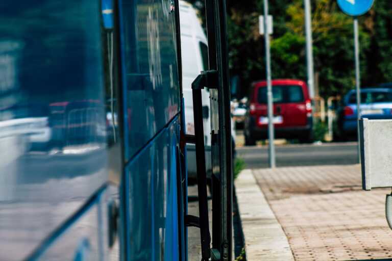 Sciopero dei trasporti: contenuti i disagi in Puglia. Cancellati 10 voli e 12 treni