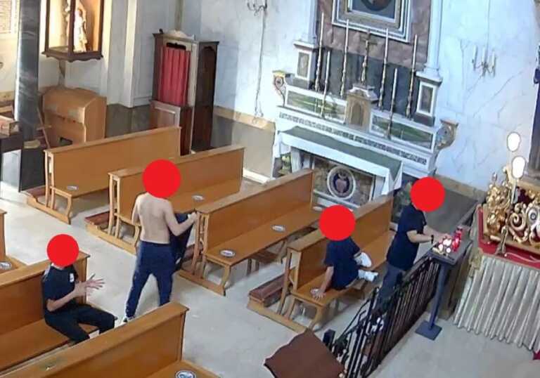 Noci, escono prima da scuola e vandalizzano la chiesa: «Irrispettosi e incivili»