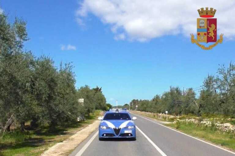 Andria, 16 auto rubate ritrovate nelle campagne. Fermato un tir con pezzi di ricambio: una denuncia