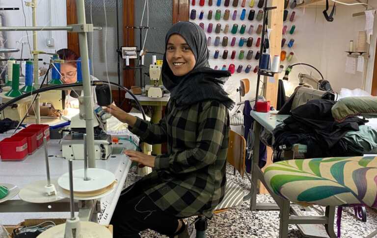 In fuga dalla Tunisia con i figli, Warda realizza il suo sogno a Lecce e diventa sarta