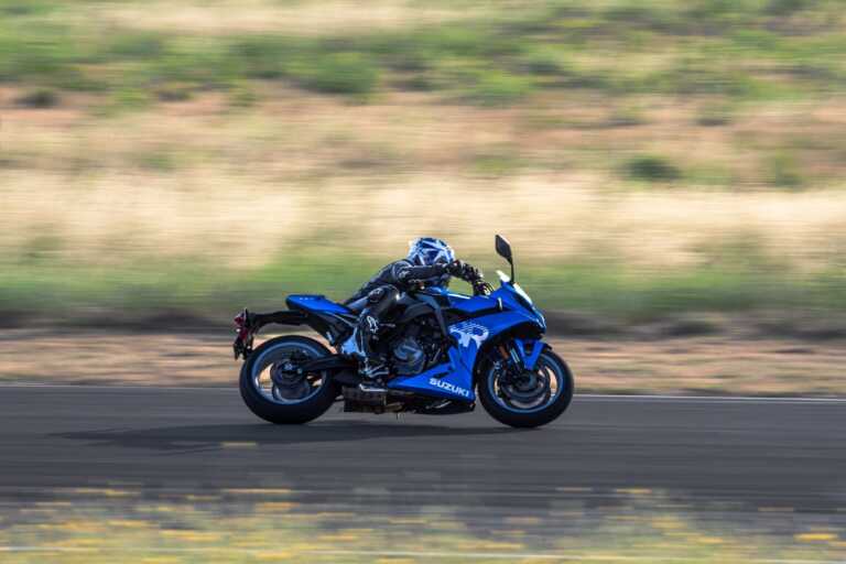 Suzuki, anteprima mondiale a Eicma per GSX-S1000GX e GSX-8R