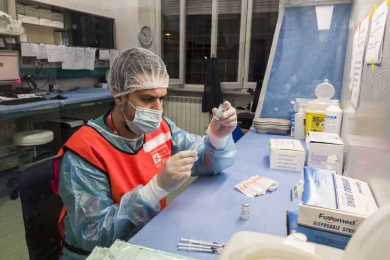 Galleria foto 'Covid, contagi in calo ma aumento dei decessi' - foto 1