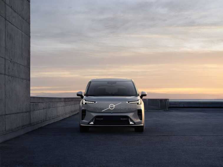 Volvo EM90 monovolume premium a trazione completamente elettrica