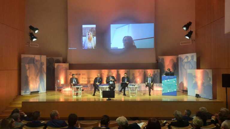 Galleria foto 'Osservatorio Nomisma, misure urgenti per evitare la carenza di farmaci' - foto 1