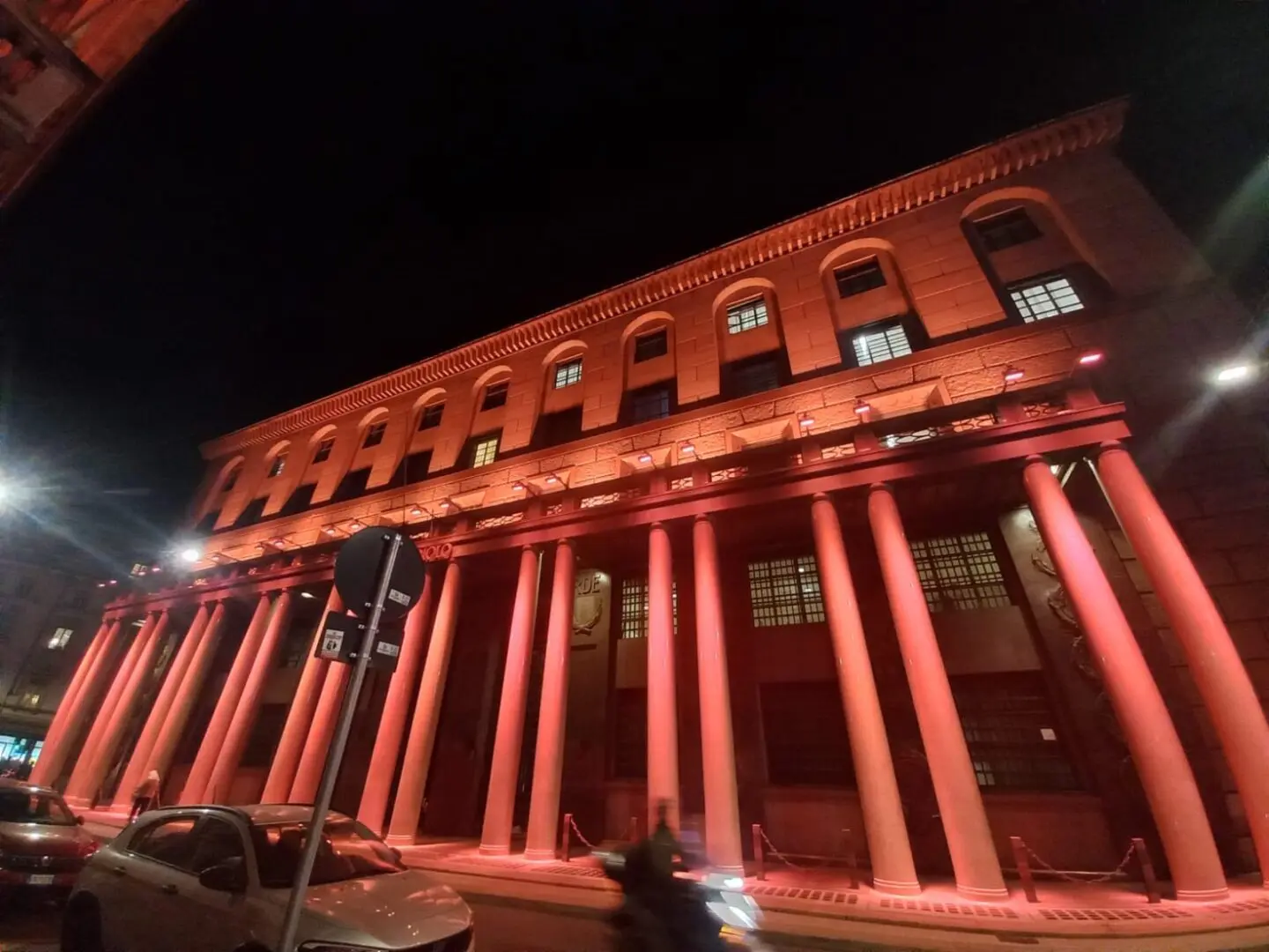 Galleria foto 'Intesa Sanpaolo accende le luci contro la violenza sulle donne' - foto 1