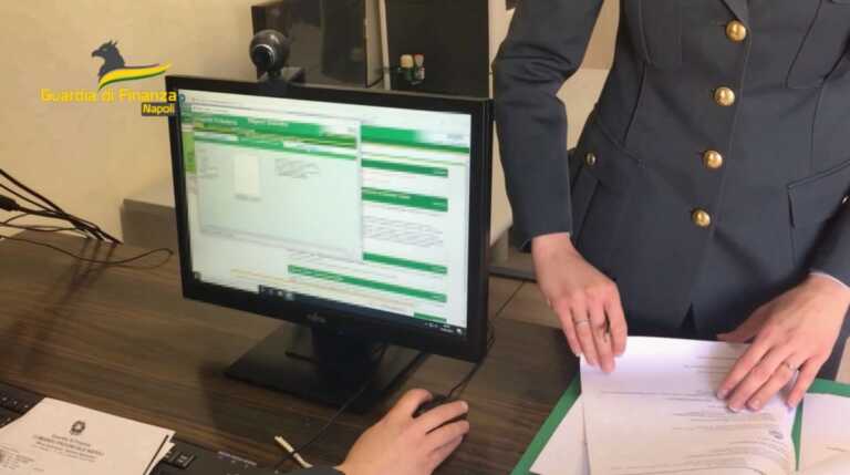 Galleria foto 'Truffa sui buoni 18 App a Napoli, coinvolti un edicolante e 530 giovani' - foto 1