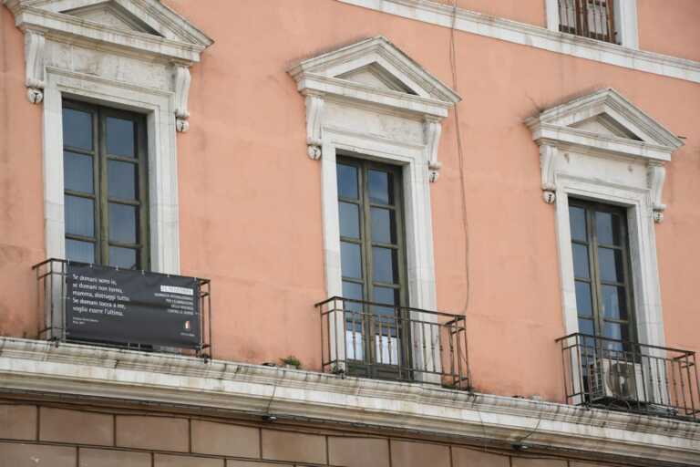 Galleria foto 'Bari, a Palazzo di Città i versi contro la violenza sulle donne: “Se domani tocca a me, distruggi tutto”' - foto 1
