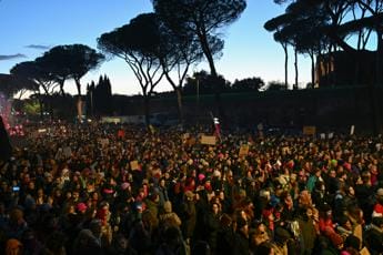 Galleria foto '25 novembre, donna con bandiera Palestina aggredita al corteo a Roma' - foto 1