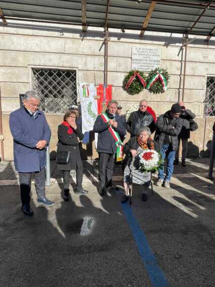 Galleria foto 'Bari, fiori per Benedetto Petrone a 46 anni dalla morte. La sorella Porzia: «È una bandiera per questa città»' - foto 2