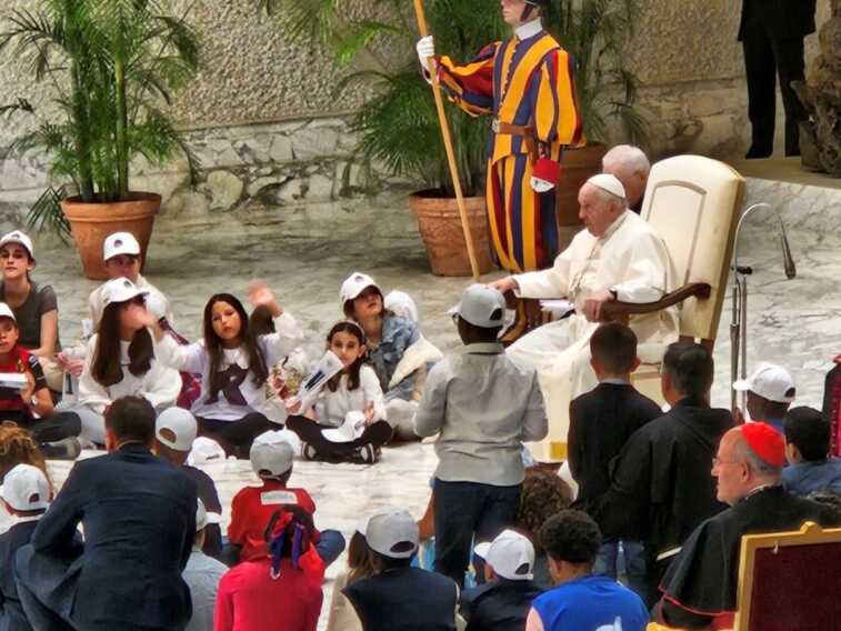 I bambini incontrano il Papa: a Roma 250 piccoli pugliesi e 50 lucani – FOTO