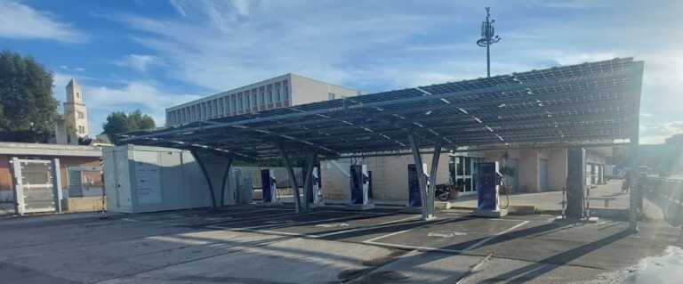 Galleria foto 'Bari, una rete di ricarica smart per veicoli elettrici al porto: la sperimentazione del Politecnico' - foto 1