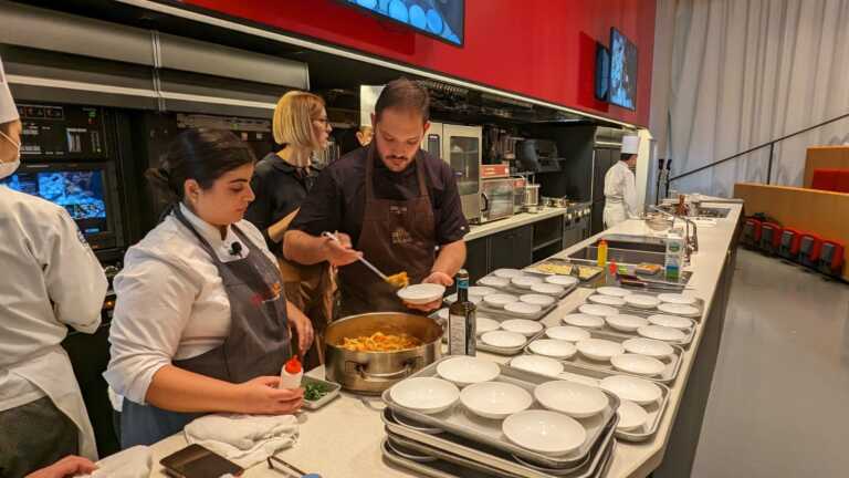 Galleria foto 'Giovani giapponesi a scuola di cucina pugliese con la chef salentina Solaika Marrocco – VIDEO' - foto 19