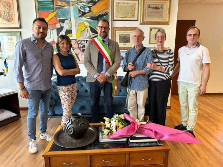 Neil e Judy e l’amore per Matera: lei lo tatua, lui sfida il Parkinson con lunghe passeggiate