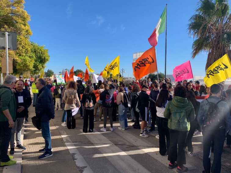 Galleria foto '«Giustizia, pace e solidarietà» a Manfredonia. Con don Luigi Ciotti il raduno contro la mafia' - foto 2