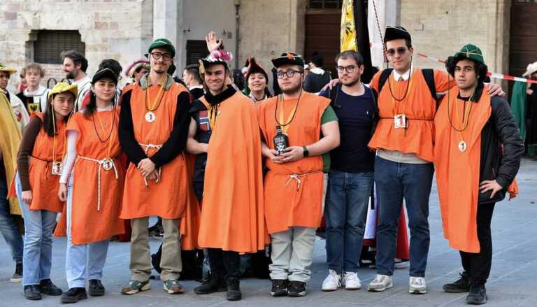 Nata nel Medioevo rivive a Bari la Goliardia universitaria: «Ci divertiamo» – VIDEO