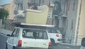 Galleria foto 'A spasso per Catania sdraiato su un divano sul tetto di una Panda: multato' - foto 1