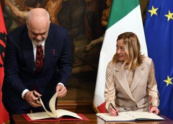 Galleria foto 'Accordo Italia-Albania sui migranti, opposizioni: “Testo sia sottoposto al Parlamento”' - foto 1