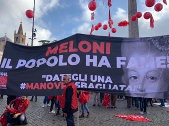 Galleria foto '“Adesso basta”, Cgil e Uil in piazza Roma contro la Manovra 2024' - foto 1