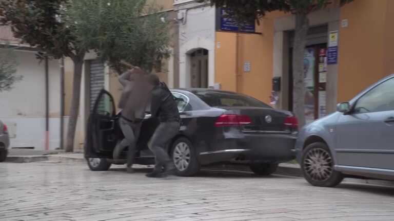 San Nicandro Garganico, aggredito a bastonate un inviato di “Mi manda Raitre” – VIDEO
