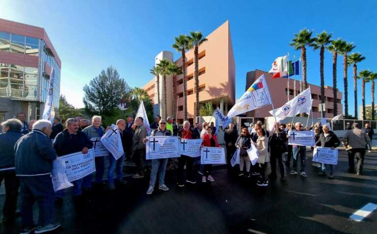 Lecce, protestano gli agricoltori: «Pronti a scendere in strada coi trattori e spargere letame»