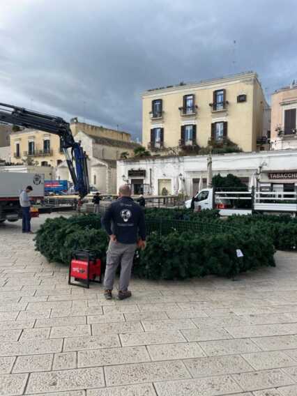 Galleria foto 'Natale a Bari: via agli allestimenti in piazza del Ferrarese. Il 6 dicembre l’accensione dell’albero' - foto 1