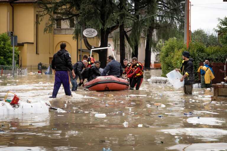 Come naufraghi su una zattera