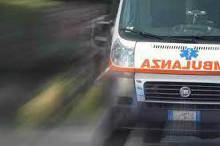 Incidente sulla Ss 106 Jonica, auto fuori controllo investe persone in un’area di sosta: 7 feriti