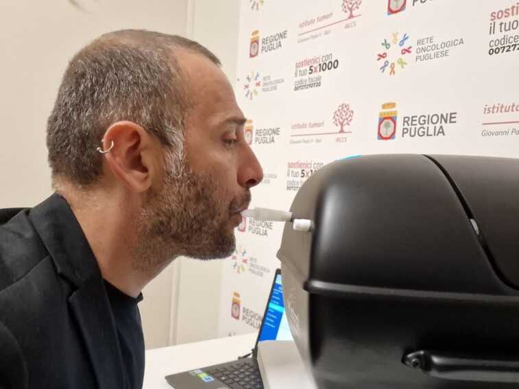 L’analisi del respiro per diagnosticare i tumori: i trial clinici al “Giovanni Paolo II” di Bari – VIDEO