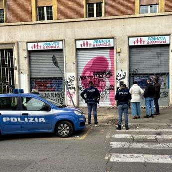 Galleria foto 'Assaltano in 200 sede Pro Vita, trovata anche una molotov' - foto 1
