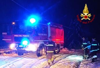 Galleria foto 'Auto bloccata dalla neve nel vicentino liberata dai vigili del fuoco' - foto 1