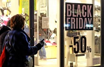 Galleria foto 'Black Friday, corsa ad acquisti per 30 milioni di italiani' - foto 1