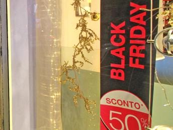 Galleria foto 'Black Friday, dai cellulari alla moda: ecco quanto spenderanno gli italiani' - foto 1