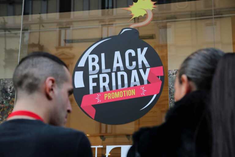 Black Friday, esercenti divisi tra pessimismo e speranze: «Ormai si vende solo a saldo»
