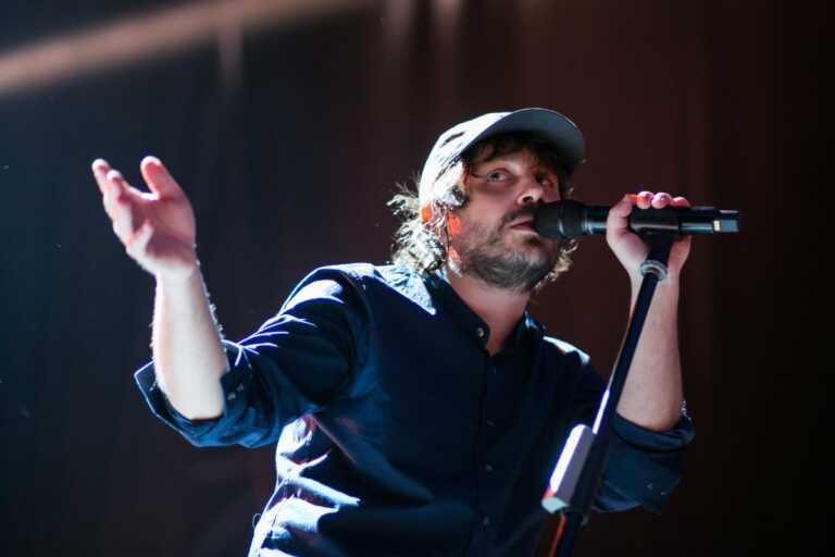 Locus Festival, Calcutta conquista Bari e fa una dedica speciale ad Orsolini fra il pubblico – VIDEO