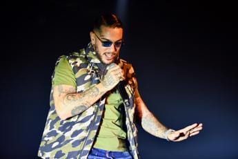 Galleria foto 'Capodanno con Emis Killa a Ladispoli, è polemica. Il sindaco: “Mentalità da paesello”' - foto 1