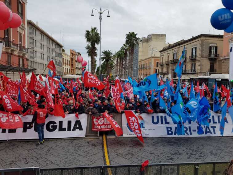 La mobilitazione di Cgil e Uil: in piazza anche in Puglia. A Bari, intanto, parla Salvini