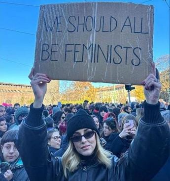 Galleria foto 'Chiara Ferragni al corteo contro la violenza sulle donne: “Dovremmo essere tutti femministi”' - foto 1