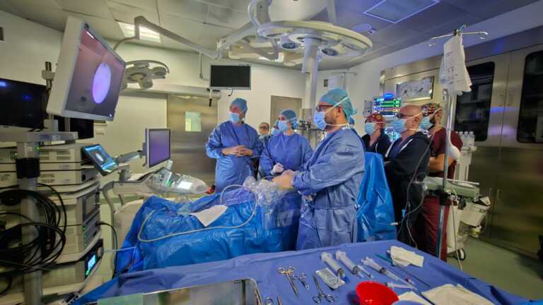 Bari, primo intervento di chirurgia vertebrale oncologica con l’uso del carbonio