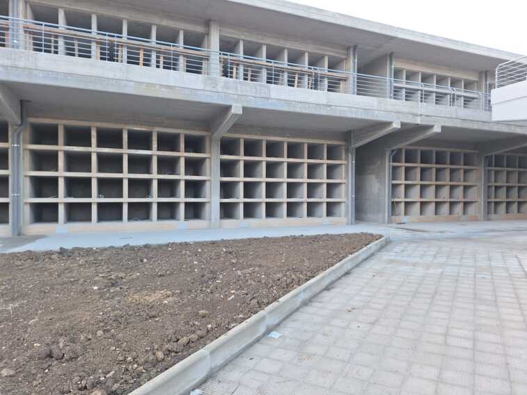 Galleria foto 'Matera, al cimitero posti esauriti: bare stipate nei magazzini in attesa di sepoltura' - foto 1
