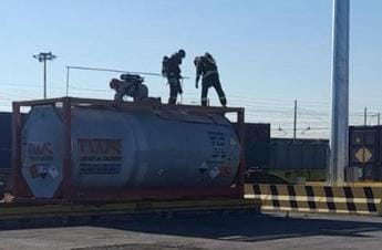Galleria foto 'Cisterna perde materiale tossico, 25 operai in ospedale' - foto 1