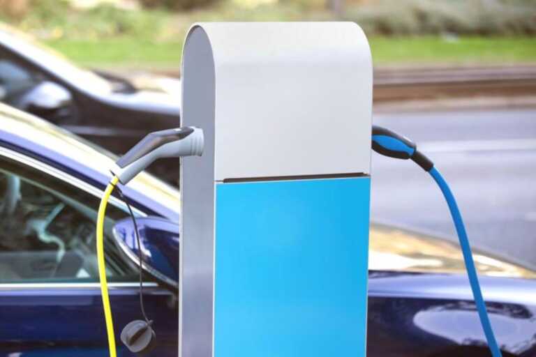 Galleria foto 'Le auto elettriche piacciono e aumentano le colonnine di ricarica ma Puglia e Basilicata in ritardo' - foto 1