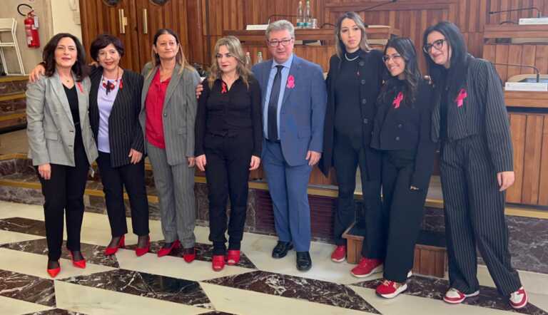 Brindisi, flash mob delle consigliere comunali: scarpe rosse in aula poi la foto con Mevoli
