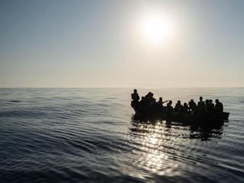 Galleria foto 'Continuano gli sbarchi a Lampedusa: morto un giovane a poche miglia dall’isola' - foto 1