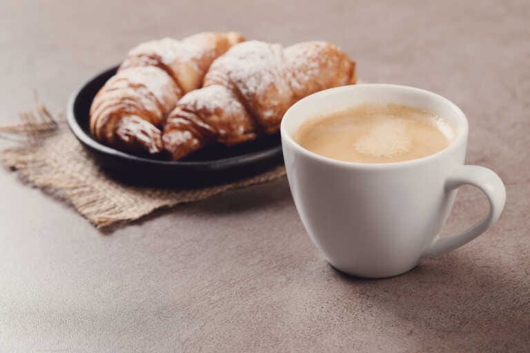 L’inflazione non molla, risveglio ‘salato’ per i consumatori: la colazione costa il 30% in più