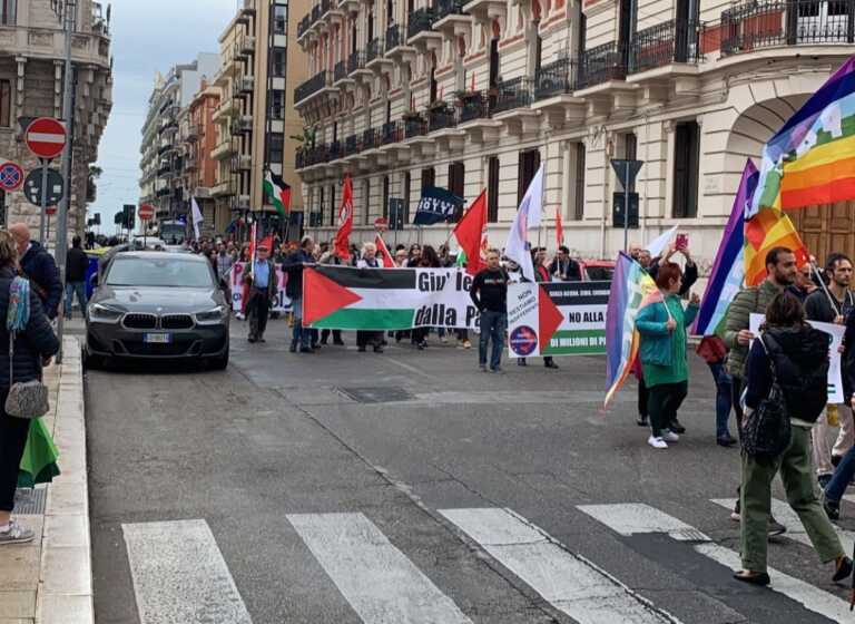 Bari, 2mila persone in corteo per la pace: «Basta guerre, occupazioni e oppressioni»