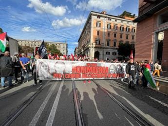 Galleria foto 'Corteo pro-Palestina a Roma. Striscione con Meloni, Netanyahu e Biden: “Serve nuova Norimberga”' - foto 1