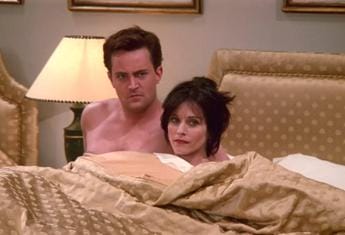 Galleria foto 'Courtney Cox ricorda Matthew Perry con scena di Friends: “Mi manchi ogni giorno”' - foto 1