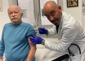 Galleria foto 'Covid, Bassetti vaccina Gino Paoli: “Esempio per altri over 80”' - foto 1