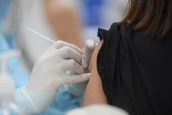Galleria foto 'Covid Italia, vaccini anche in ospedale per i fragili' - foto 1