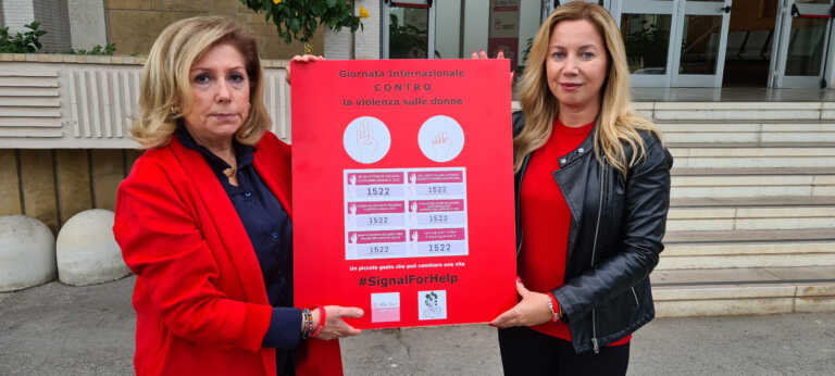 Galleria foto 'Violenza sulle donne: una panchina rossa nell’ex Cto di Bari per sensibilizzare contro i femminicidi' - foto 2